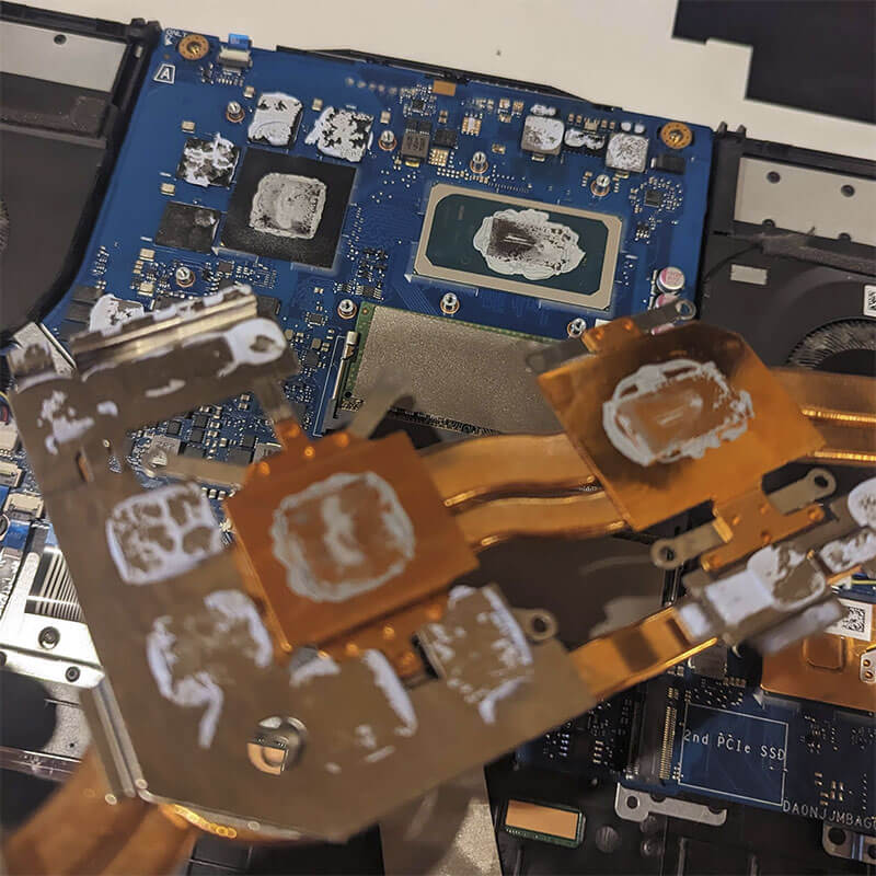 Menjava termalne paste na prenosniku za boljše temperature in preprecitev pregrevanja Menjava termalne paste na prenosniku za boljše temperature in preprecitev pregrevanja